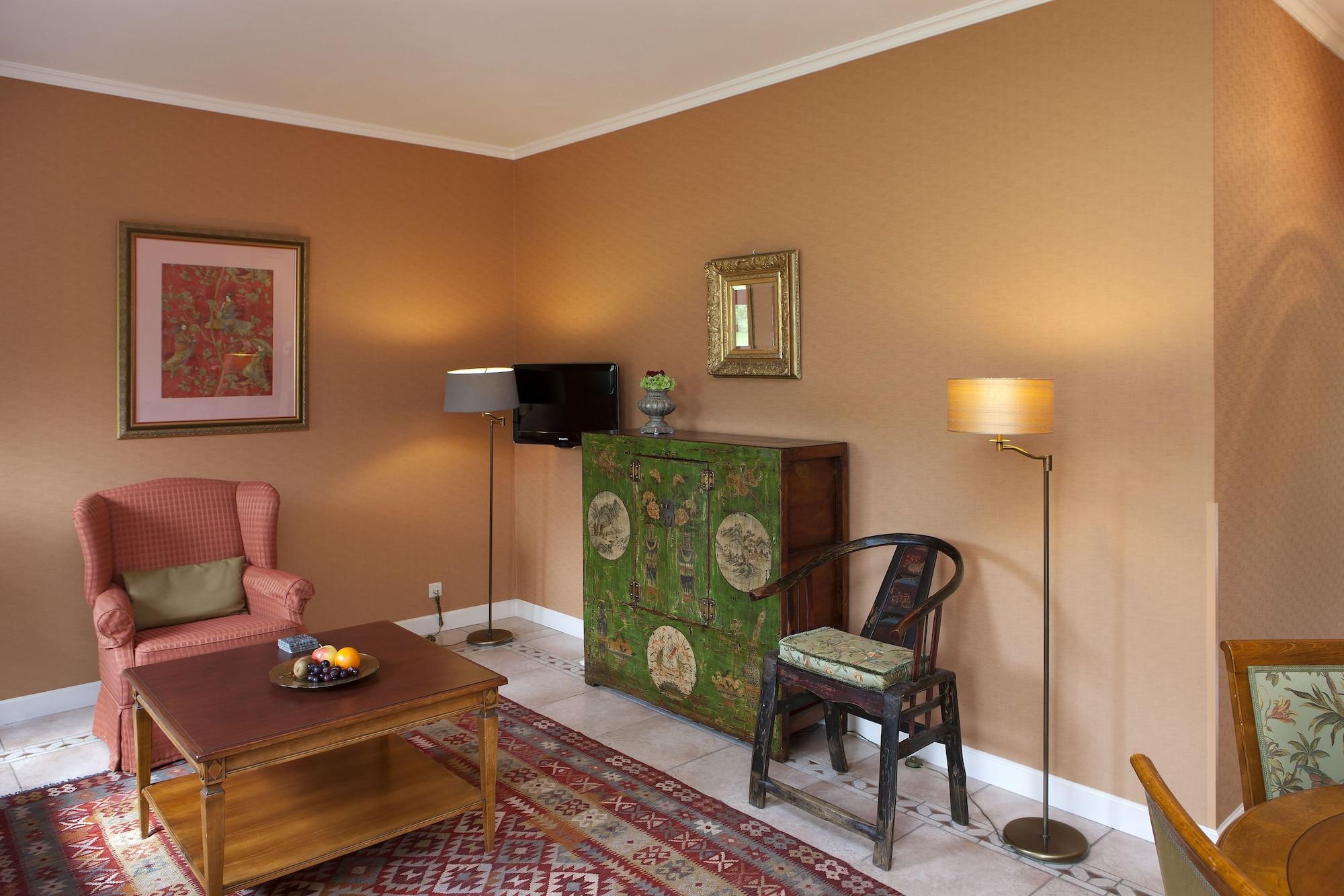 Chateau St Gerlach - Oostwegel Collection, Member Of Relais And Chateaux Valkenburg aan de Geul Luaran gambar A room with a floor lamp