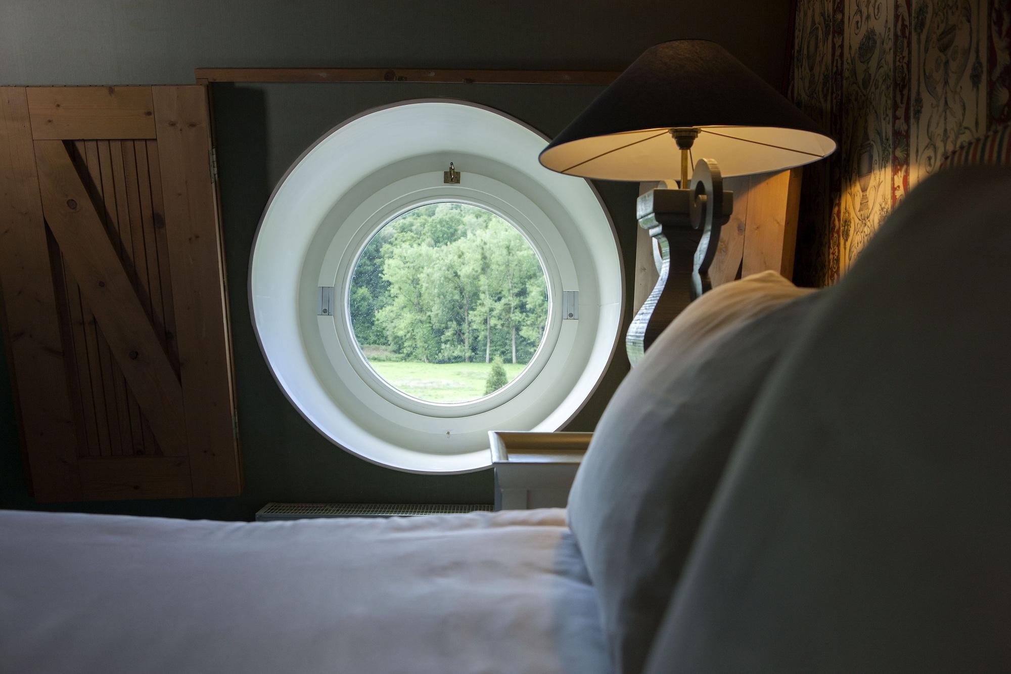 Chateau St Gerlach - Oostwegel Collection, Member Of Relais And Chateaux Valkenburg aan de Geul Luaran gambar A porthole window in a bedroom