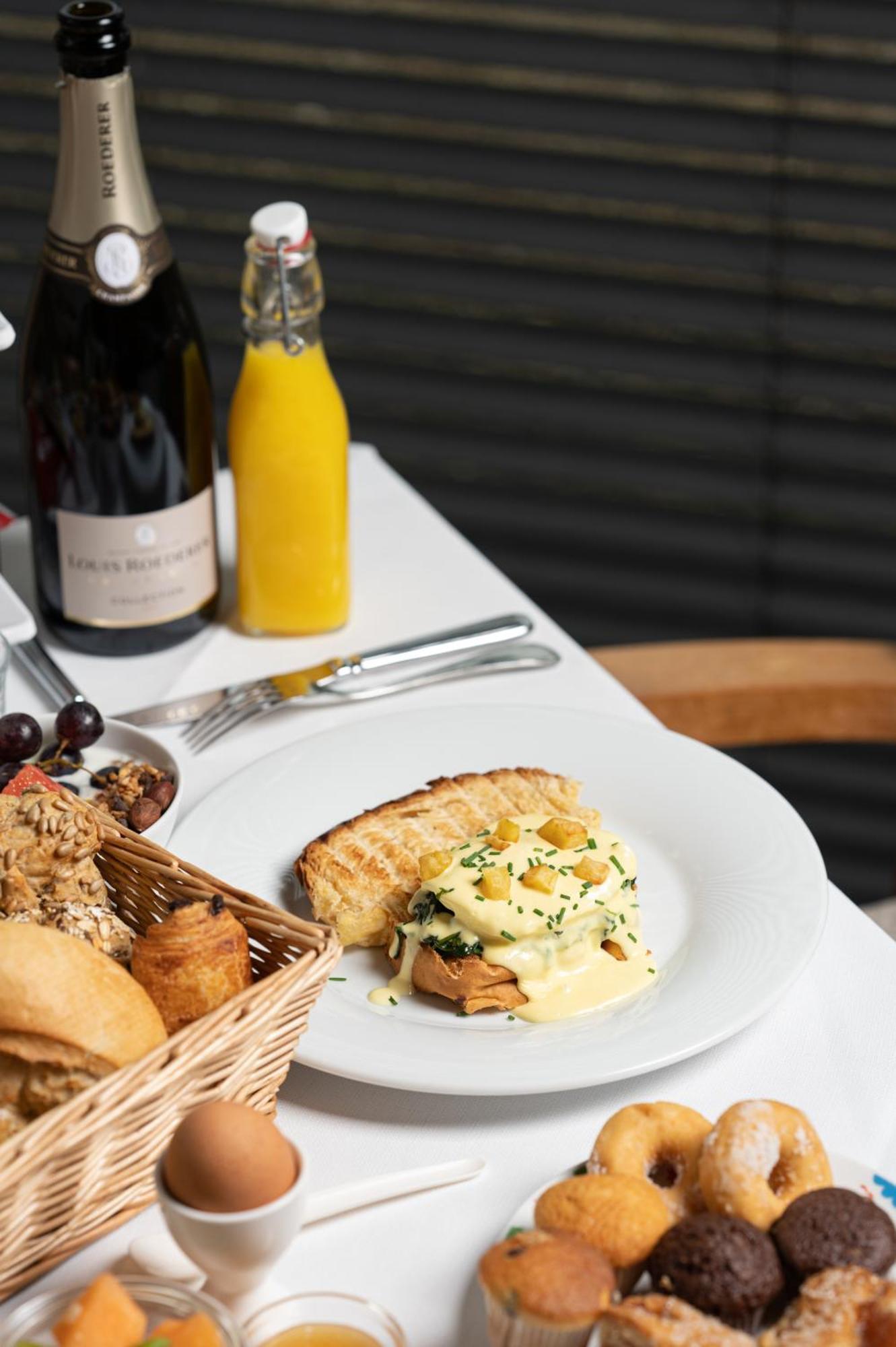 Chateau St Gerlach - Oostwegel Collection, Member Of Relais And Chateaux Valkenburg aan de Geul Luaran gambar A breakfast at the hotel