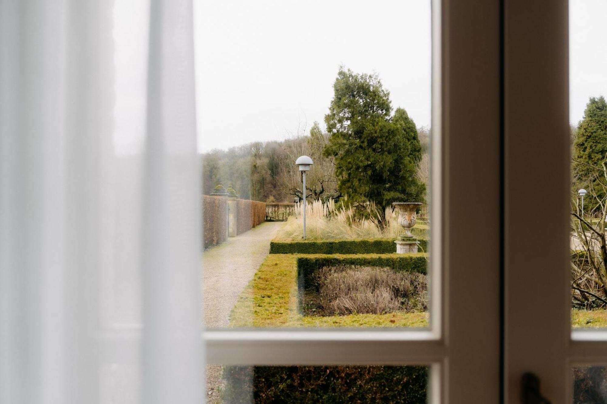 Chateau St Gerlach - Oostwegel Collection, Member Of Relais And Chateaux Valkenburg aan de Geul Bilik gambar View of the garden from the window of the house