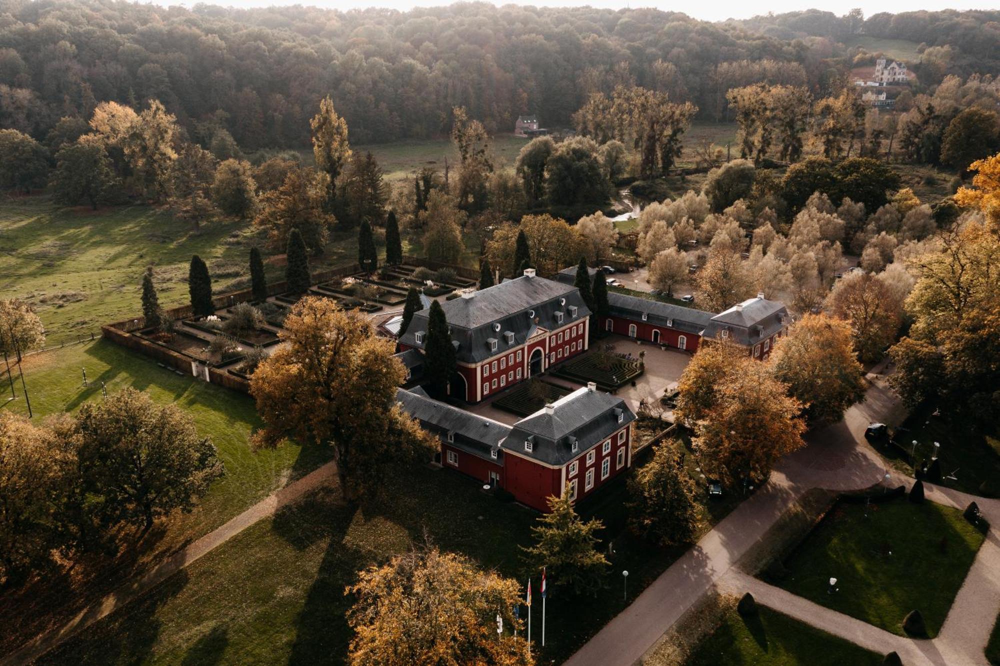 Chateau St Gerlach - Oostwegel Collection, Member Of Relais And Chateaux Valkenburg aan de Geul Luaran gambar Aerial view of the manor