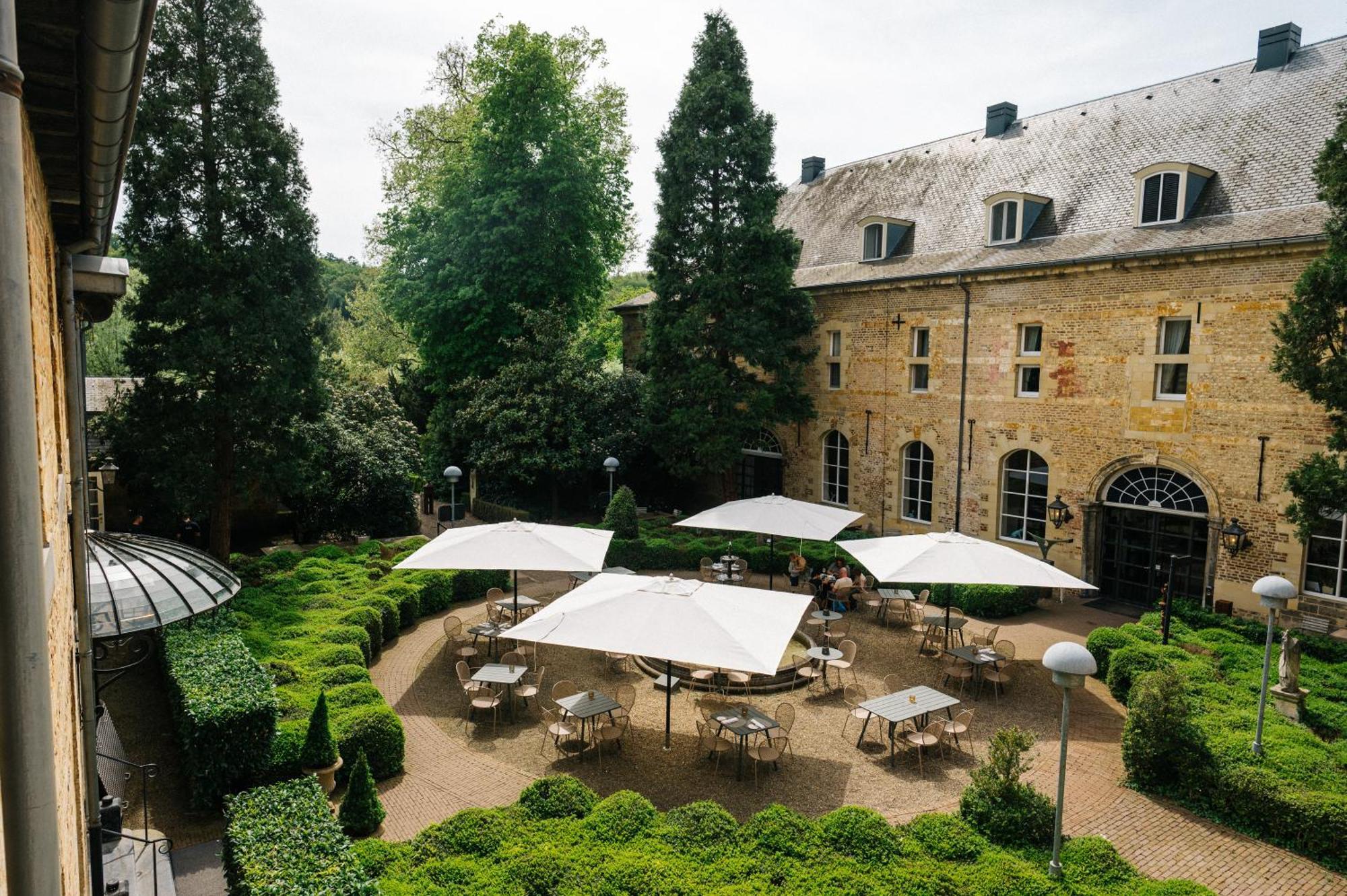 Chateau St Gerlach - Oostwegel Collection, Member Of Relais And Chateaux Valkenburg aan de Geul Luaran gambar The courtyard of the museum